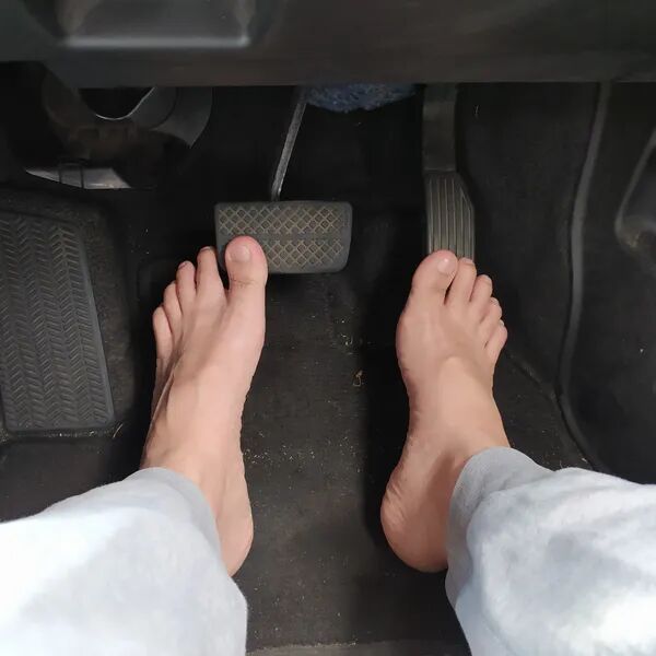 Tongs ou pieds nus au volant 